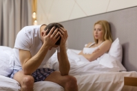 גבר ואשה באמצע מריבה או סכסוך