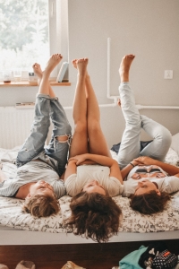3 נערות על מיטה